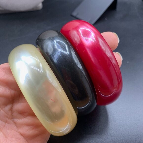 Vintage Moonglow Wide Lucite Plastic Red Black Beige Bangle Bracelets Set of 3 - Picture 4 of 6